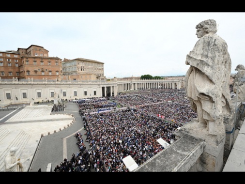 In centomila a San Pietro per il primo Regina Caeli di Leone XIV