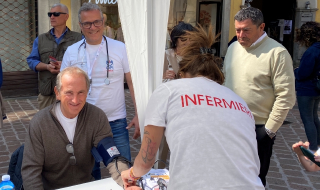 Salute a Busto, due gazebo in piazza