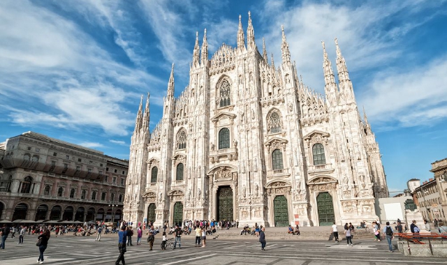 Si toglie la vita lanciandosi dal Duomo
