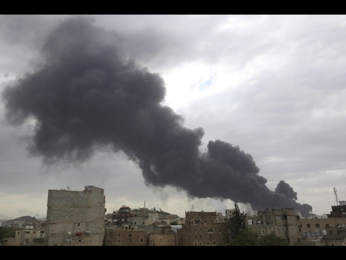 Idf attacca porto Hodeida controllato da Houthi in Yemen