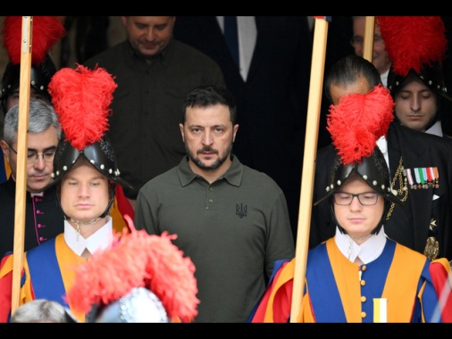Prima telefonata Zelensky con il Papa, lo invita a Kiev