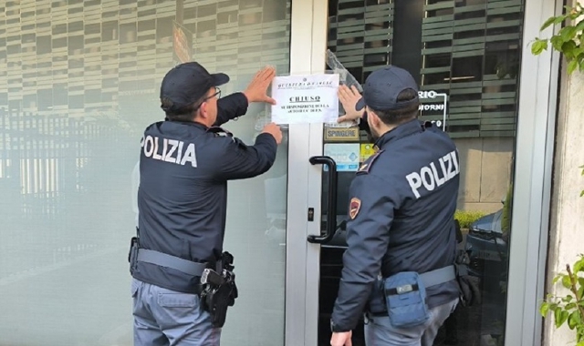 Il provvedimento affisso all’ingresso del bar del centro di Varese