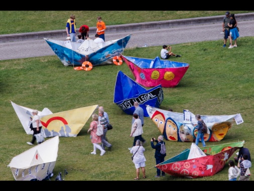 Cento barche di carta davanti al Pe in solidarietà ai rifugiati