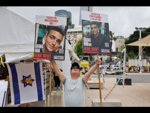 La Croce Rossa ha preso in consegna da Hamas il rapito Usa