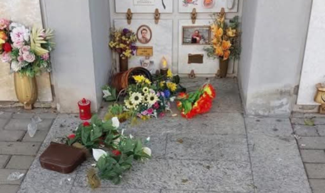 Raid al cimitero: distrutti fiori, fioriere e lampade