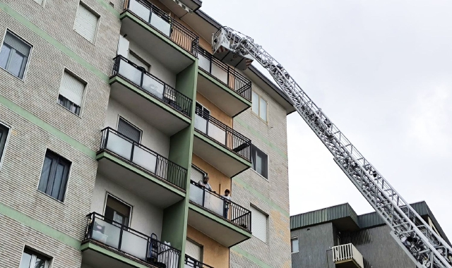 L’intervento dei soccorritori (foto Domenico Ghiotto/BLITZ)
