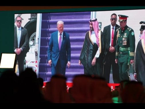 Trump e bin Salman firmano un accordo economico strategico