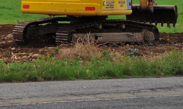 La ruspa ha forato un tubo del metano sull’ex statale Varesina (foto Archivio)
