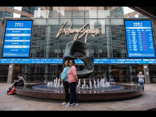 Borsa: Hong Kong tenta il rimbalzo, apre a +1,24%