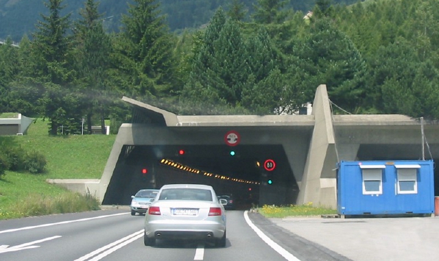 Il tunnel autostradale del San Gottardo (foto Wikipedia)