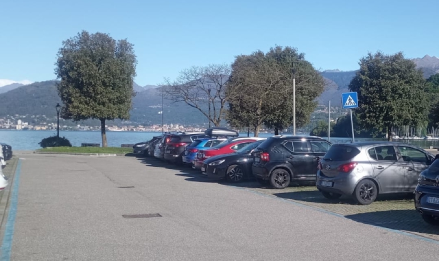 Rivoluzione a Laveno: parcheggi gratuiti per residenti e registri online