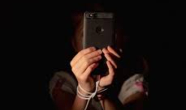 «Figlio violento». Ma la mamma lo difende