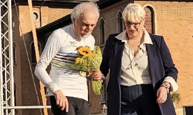 Talamona con la maglia iridata sul podio del Mondiale Gravel 2023