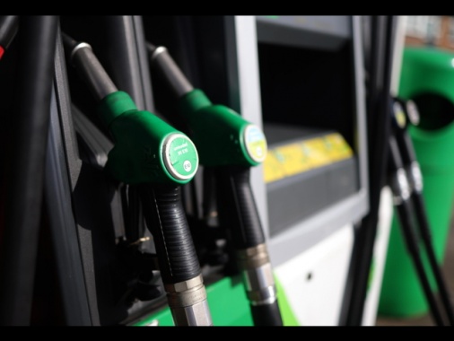 Da oggi riallineamento accise, sale gasolio,cala benzina