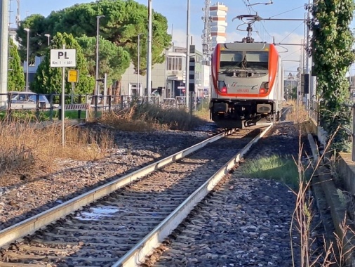 Travolta e uccisa dal treno a 14 anni, aveva le cuffie