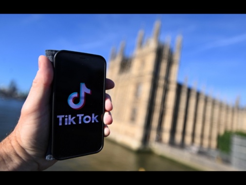 TikTok viola norme digitali Ue, 'serve trasparenza su spot'