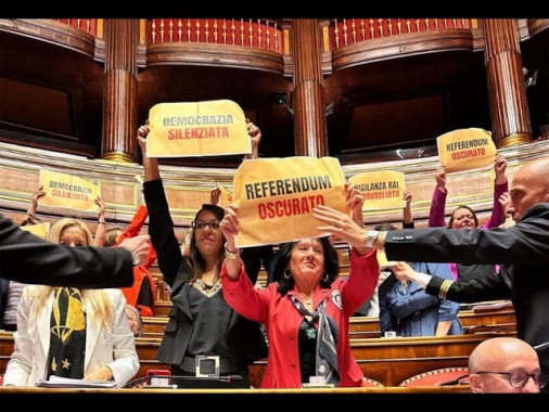 Senato, protesta in Aula del M5S, 'democrazia silenziata'