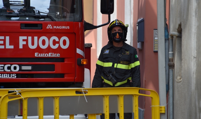 Tenta di spegnere il rogo e finisce all’ospedale