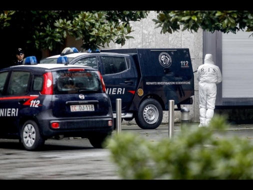 Uccide la compagna a coltellate e si costituisce