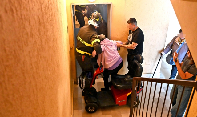 L’intervento dei vigili del fuoco per aiutare le persone in difficoltà in via Valverde  (foto Blitz)