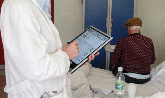 Si spacciano per il medico e chiedono soldi