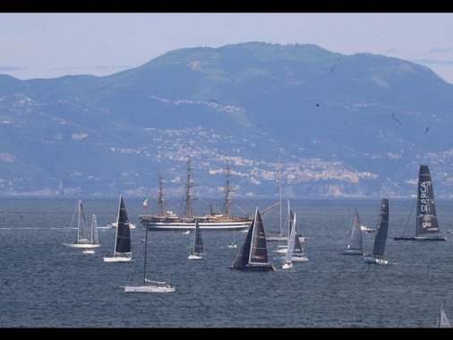 Napoli saluta l'Amerigo Vespucci, veleggiata nel golfo