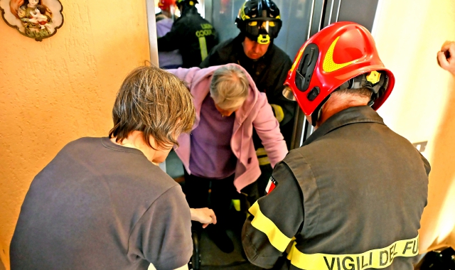 Anziani e disabili costretti a pesanti disagi per il guasto all’ascensore alle case comunali di via Valverde a Varese (foto Blitz)