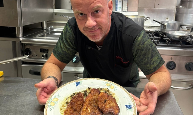 Lo chef Diego Berton, dell’Osteria di Piazza Litta, con uno dei piatti della rassegna