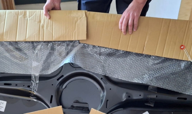 Uno dei pezzi di ricambio sequestrati nel deposito abusivo in via Crispi e, sotto, la sala operativa della Polizia locale.  L’operazione è stata condotta dal nucleo antidegrado della Polizia locale al comando di Claudio Vegetti. Il materiale è stato accat