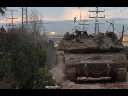 Media, blindati dell'Idf avanzano nella Striscia centrale