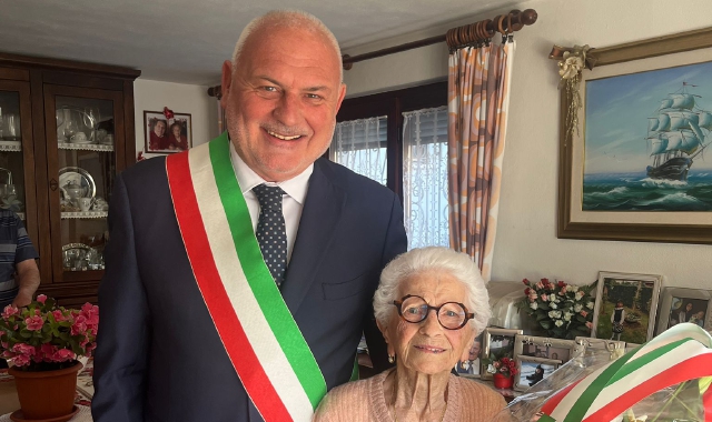 Il sindaco Mastromarino a casa della festeggiata