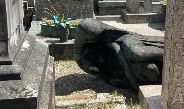La statua sradicata al cimitero di Sant’Ambrogio