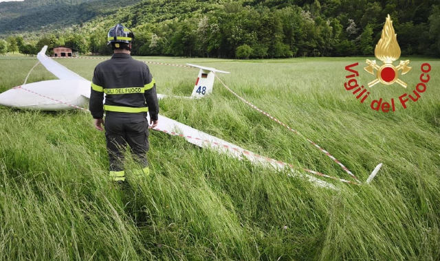 Atterra in un prato: paura per il pilota di un aliante