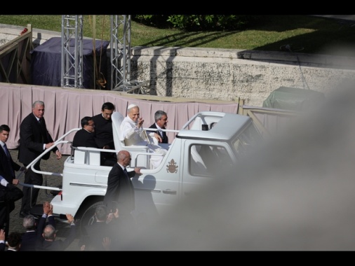 Leone in papamobile saluta i fedeli