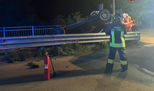 L’auto rovesciata sul ponte