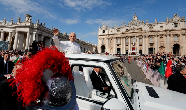 L’arrivo del pontefice sulla papamobile