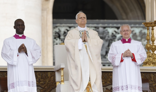 Il Papa umile parla di pace. Lungo applauso