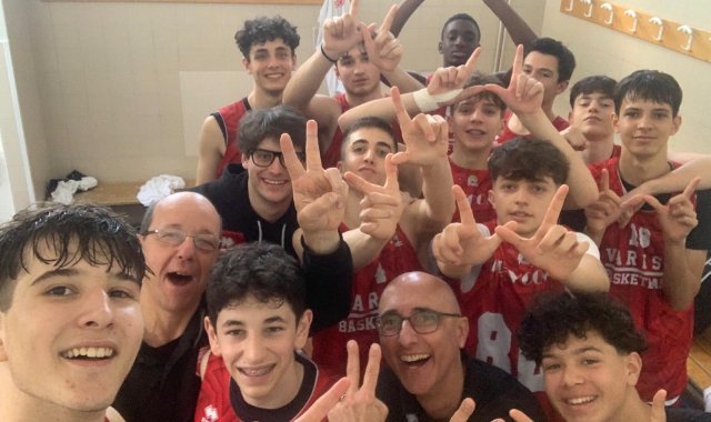 L’esultanza in spogliatoio della squadra varesina