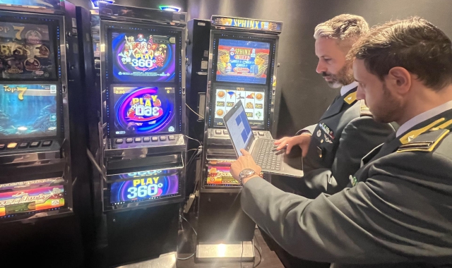 Sale slot, due milioni in false consumazioni per giocare col denaro contante