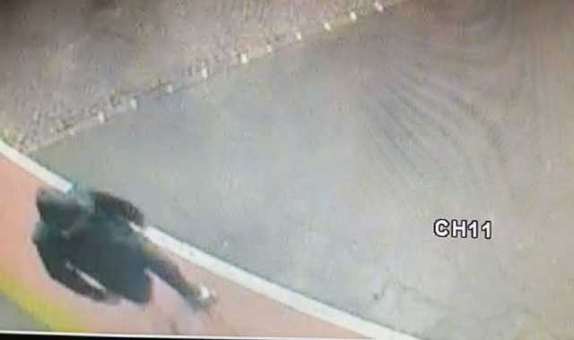 Le telecamere di sorveglianza dell’esercizio hanno ripreso il malvivente