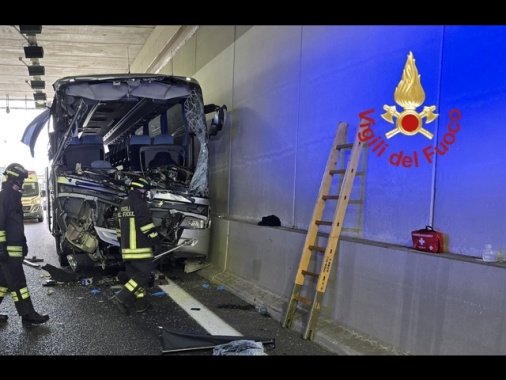 Incidente camion-scuolabus nel Comasco, un morto e feriti