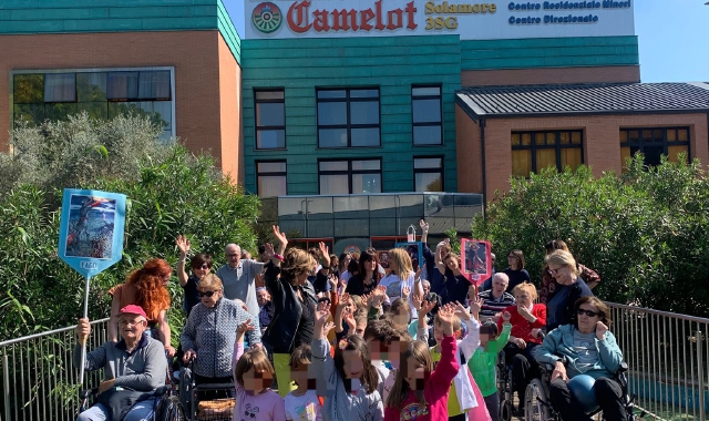 I partecipanti ai Giochi di Camelot davanti alla rsa di Gallarate