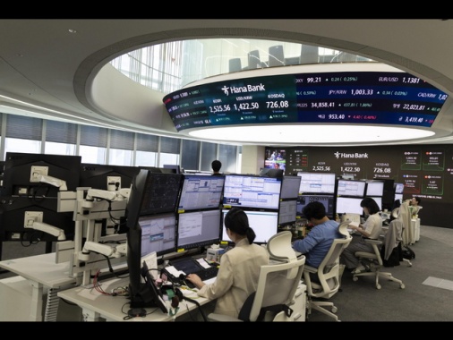 Borsa: l'Asia chiude contrastata tra colloqui su dazi e guerre