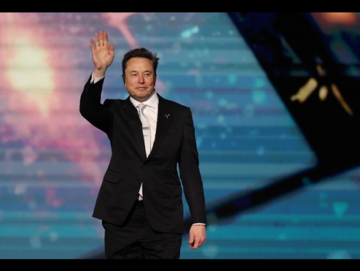 Musk rassicura su Tesla, 'resto amministratore delegato'