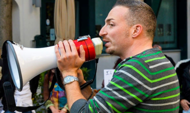 Francesco Tomasella durante una manifestazione a Varese