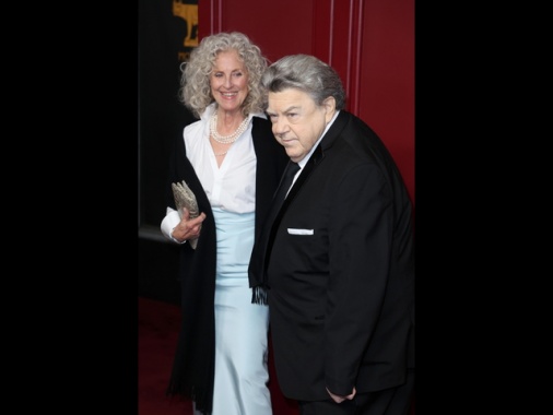 Morto a 76 anni George Wendt, star delle serie tv Usa 'Cheers'