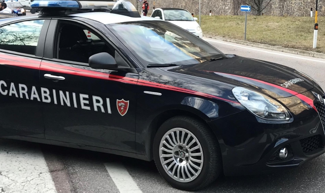 I  due anziani, scioccati, hanno chiamato i figli che hanno fatto intervenire le forze dell’ordine e i soccorritori del 118. Entrambi sono stati portati in pronto soccorso 