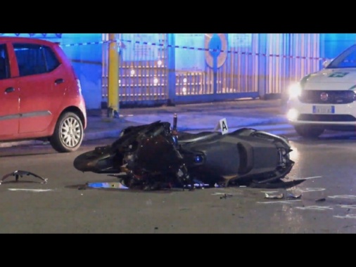 Cade in fuga da polizia e muore in ospedale, rivolta dei parenti