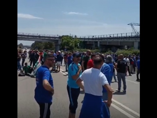 Operai ex Ilva in sciopero occupano statale a Taranto