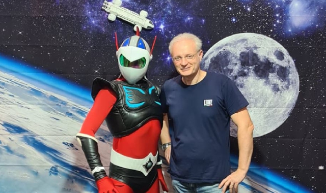 Massimo Nicora col personaggio che “pilotava” Goldrake